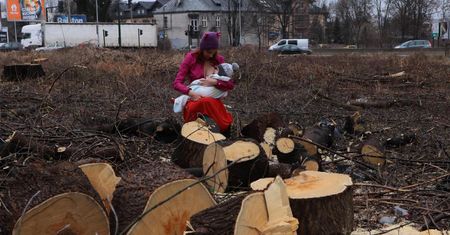 Karmiła piersią w miejscu wycinki drzew. W ten sposób wlaczy z nowym prawem