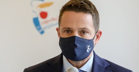 Strajk kobiet. Flagi na autobusach. Kierowca komentuje polecenie Trzaskowskiego