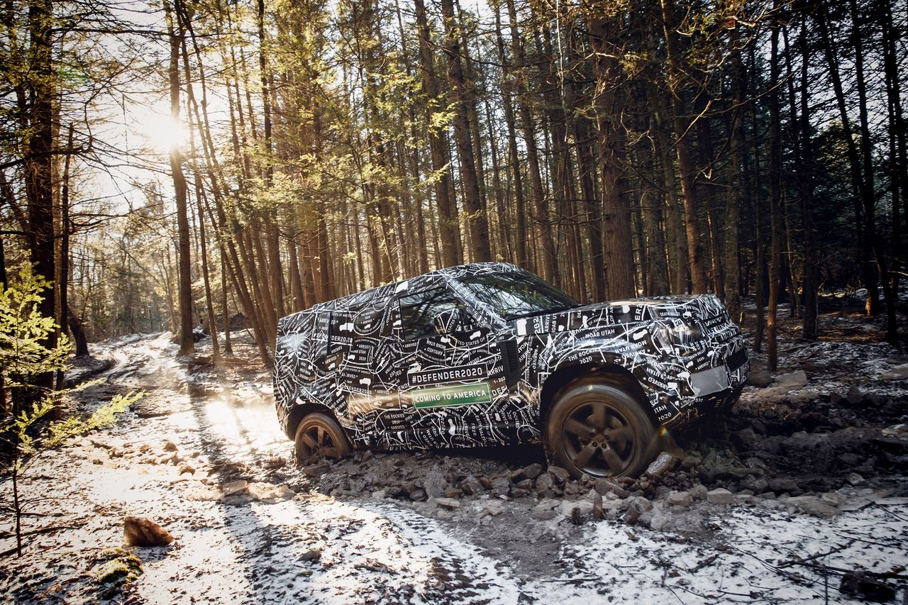 Nowy Land Rover Defender (2020) ma być autem o "sensacyjnych" właściwościach terenowych.