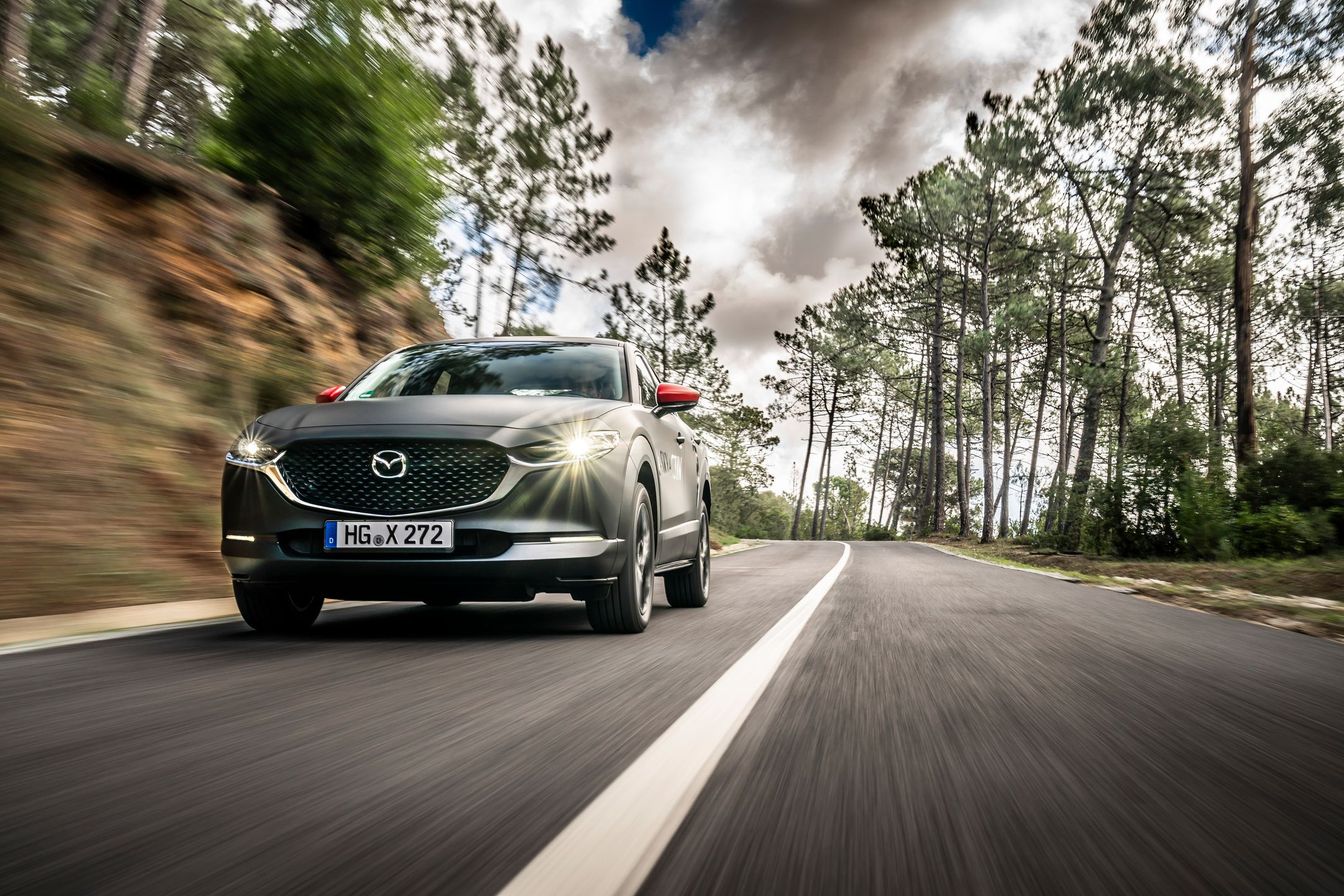 Do wersji produkcyjnej jeszcze długa droga, dlatego Mazda testuje napęd MX-30 w nadwoziu CX-30