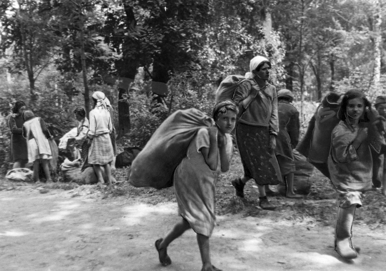 Grupa Żydówek z dobytkiem przy drodze w okolicach Lwowa. Fotografia poglądowa z lipca 1941 roku 