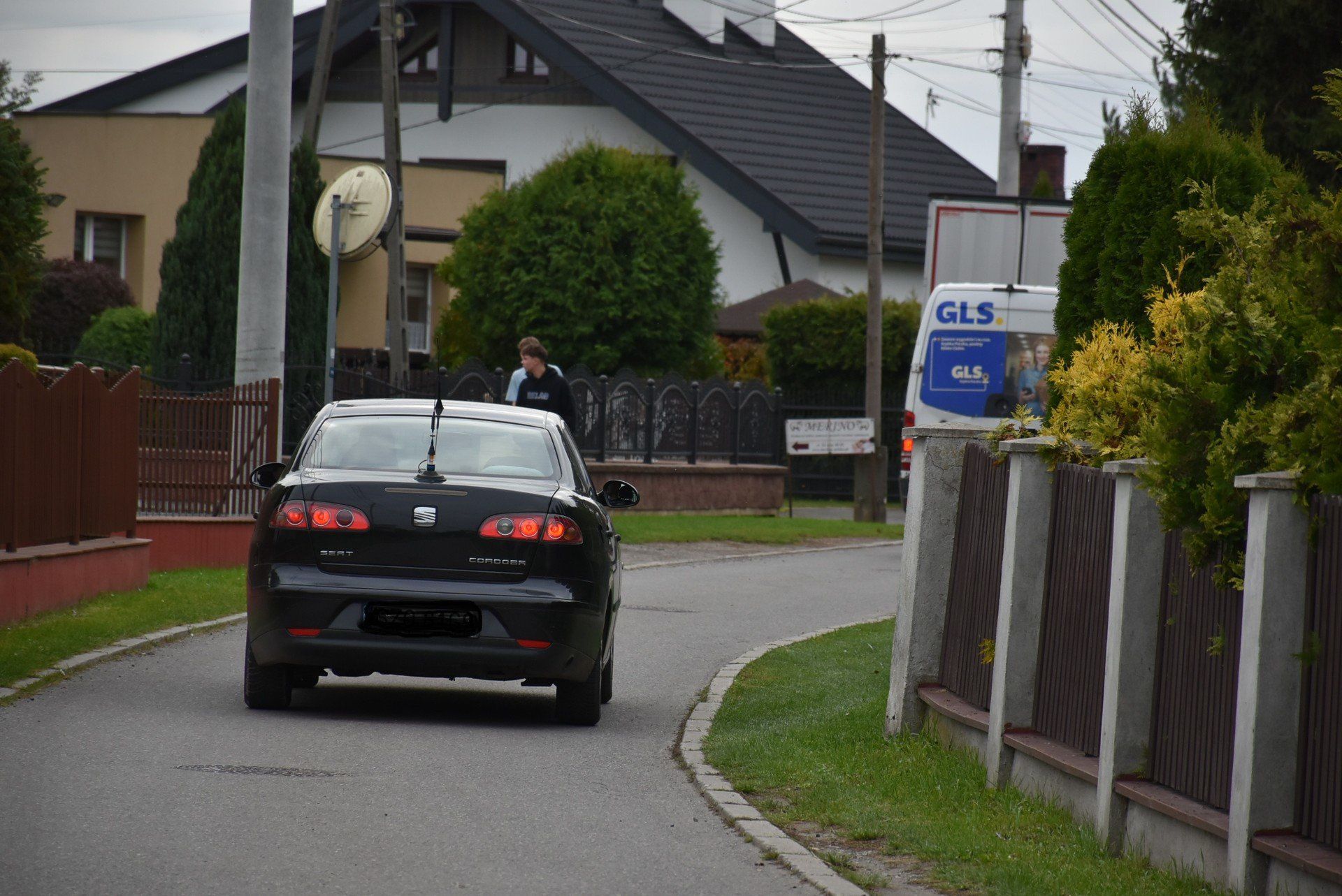 Żorski ratusz &#34;z radością&#34; poinformował, że &#34;zakończyła się budowa długo wyczekiwanej inwestycji drogowej w Rowniu