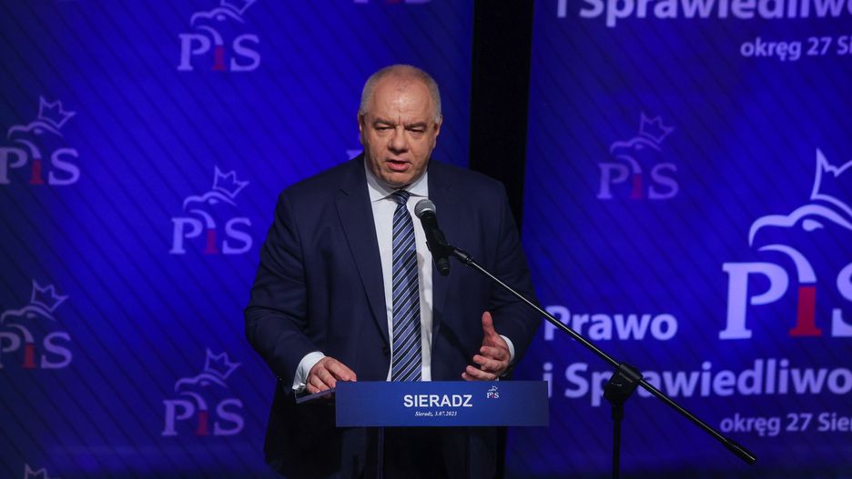 Sieradz, 03.07.2023. Minister aktywów państwowych Jacek Sasin podczas spotkania w ramach cyklu "Polska jest jedna - Inwestycje lokalne" w Sieradzu, 3 bm. (sko) PAP/Marian Zubrzycki