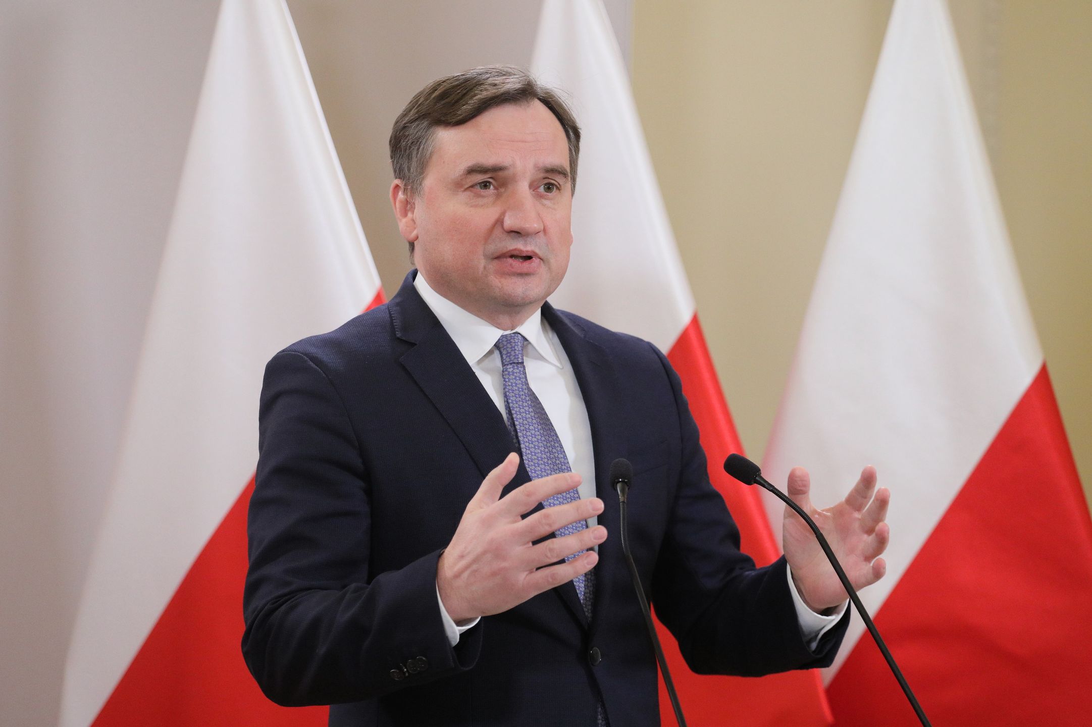 Warszawa, 11.12.2021. Minister sprawiedliwości Zbigniew Ziobro podczas konferencji prasowej w siedzibie resortu w Warszawie, 11 bm. Temat spotkania: List do przewodniczącej KE w sprawie ujawnionej przez media politycznej korupcji w TSUE. (kf) PAP/Paweł Supernak