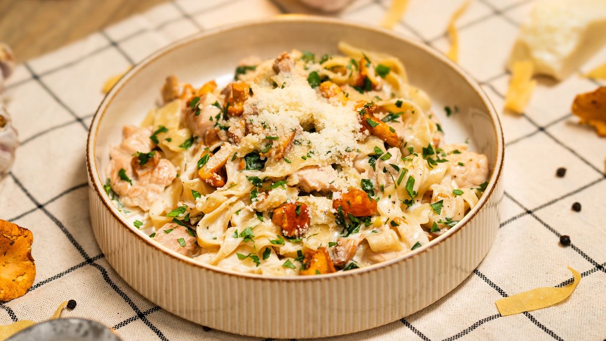 Makaron z sosem kurkowym