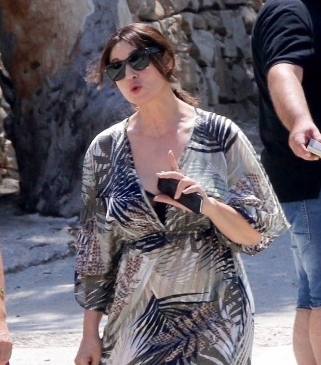 Monica Bellucci zadaje szyku na wakacjach w Grecji