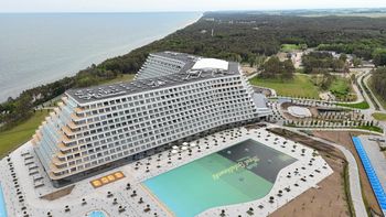 Brytyjczycy patrzą na Pobierowo. Tak piszą o hotelu gigancie
