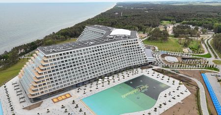 Brytyjczycy patrzą na Pobierowo. Tak piszą o hotelu gigancie
