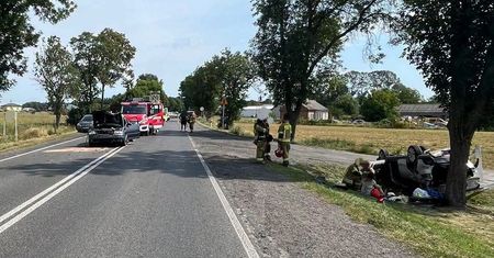 Wypadek na DK62 w Chociszewie. Zderzyły się Volkswagen i Suzuki. Trasa jest zablokowana