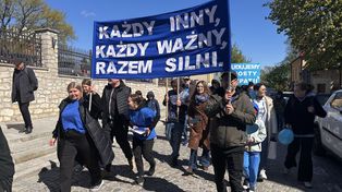 Niebieski marsz w Sandomierzu. Ponad 100 osób solidaryzowało się z chorymi na autyzm. Zobacz zdjęcia