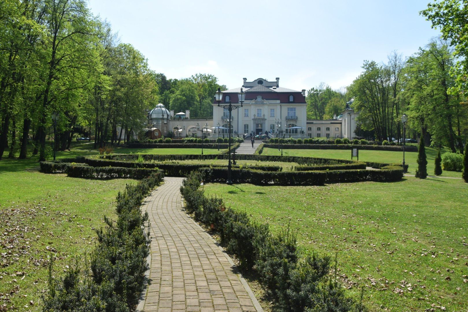 Dzisiejszy park wokół Pałacu Goetz liczy 17 hektarów powierzchni