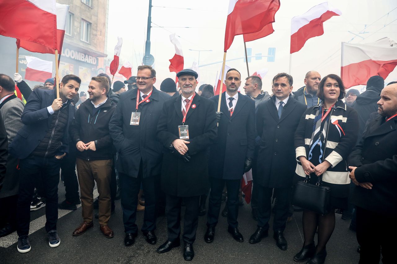 Warszawa, 11.11.2022 r. Minister sprawiedliwości, prokurator generalny Zbigniew Ziobro (C-2P), wiceminister rolnictwa i rozwoju wsi Janusz Kowalski (C-P), posłowie PiS Mariusz Gosek (P), Anna Siarkowska (2P), Antoni Macierewicz (C), wiceminister klimatu i środowiska Jacek Ozdoba (2L) i europoseł Patryk Jaki (L) podczas Marszu Niepodległości w Warszawie