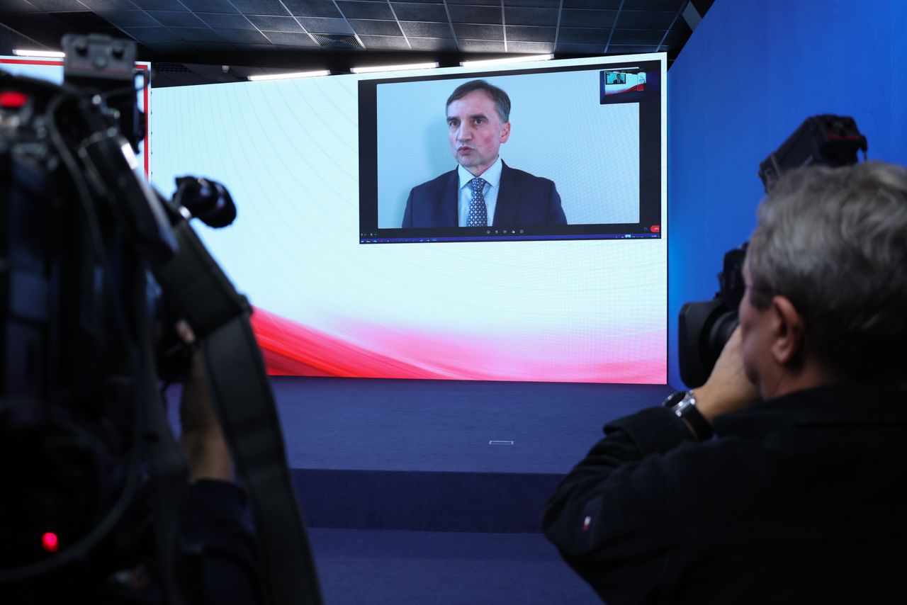 "Ten dzień to mem". Fala komentarzy po absurdalnej konferencji Ziobry