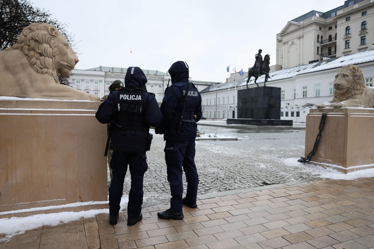 Policja pod Pałacem Prezydenckim.