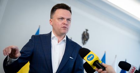 "Bardziej opłaci się lecieć samolotem". Hołownia o podwyżkach w PKP Intercity
