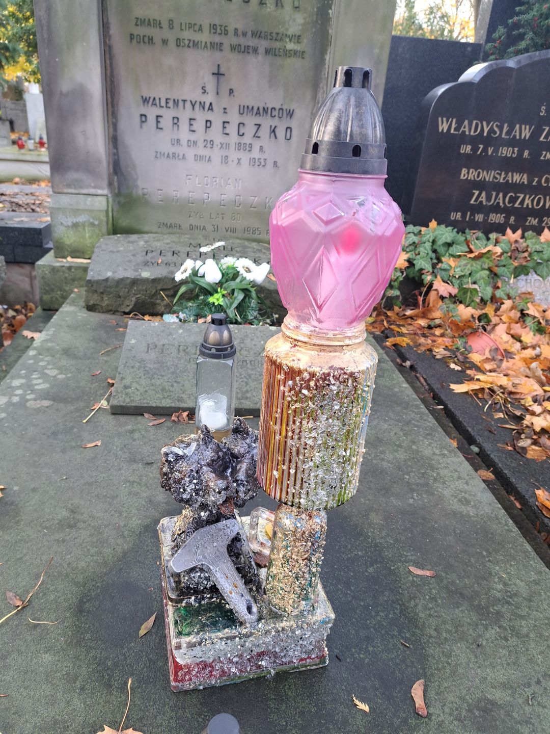 Znicz w kształcie wilków na grobie Marka Perepeczki.