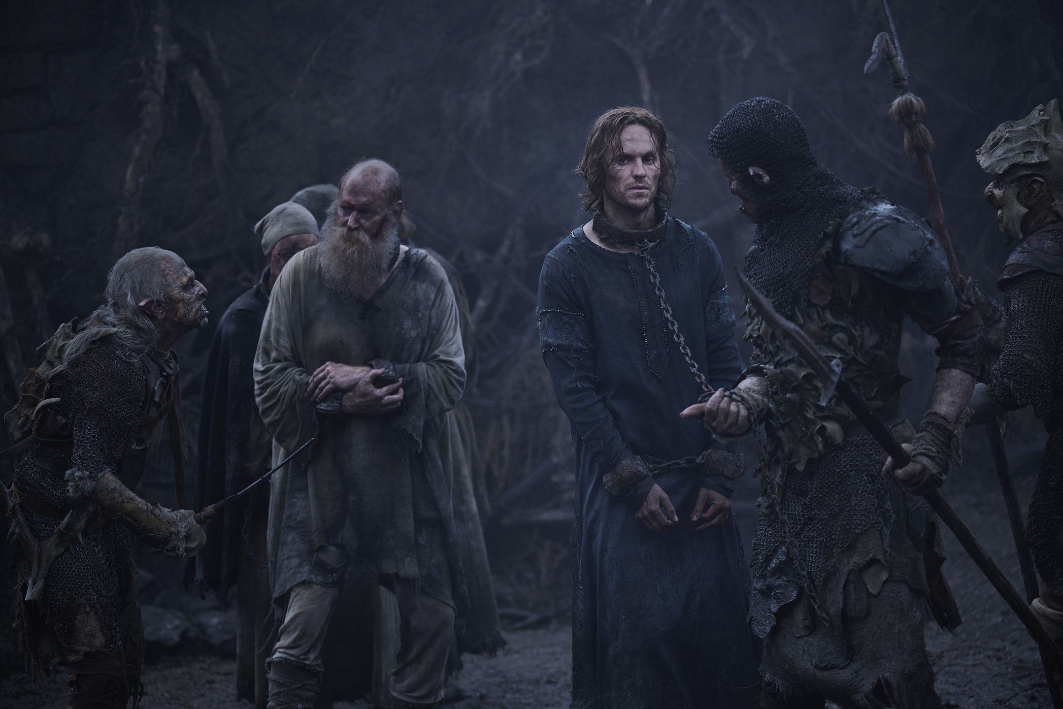 Charlie Vickers jako Sauron