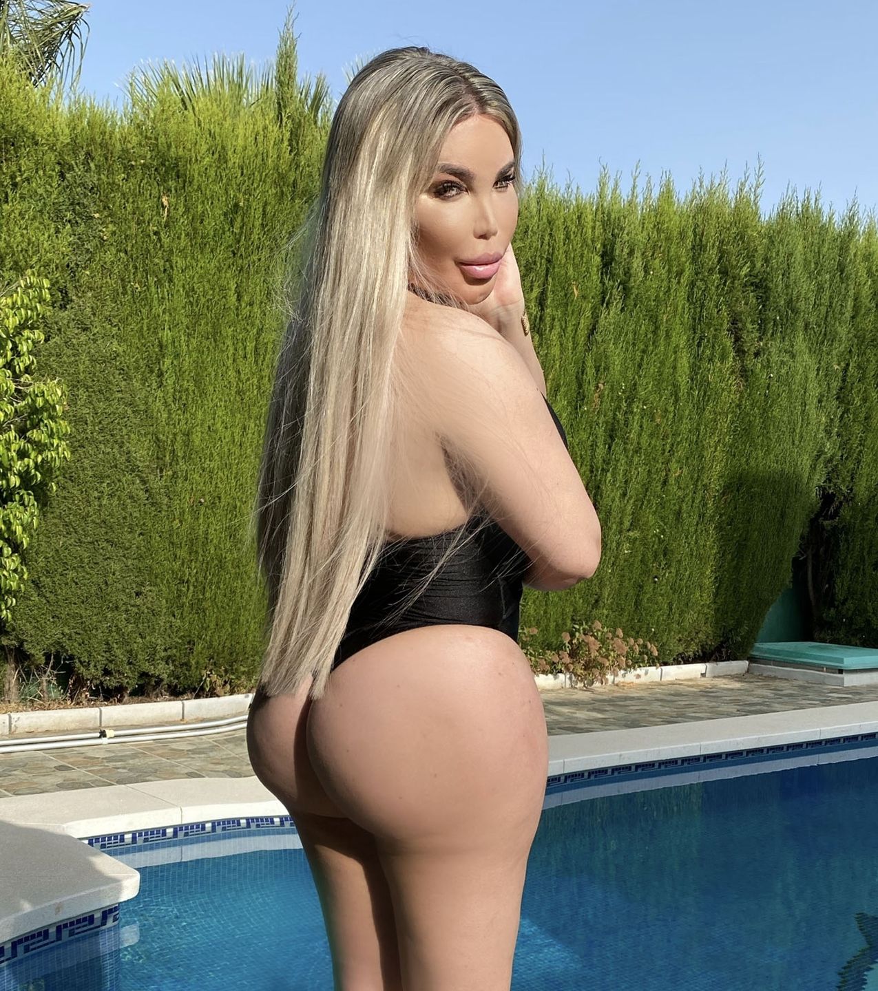 Jessica Alves kusi w skąpym bikini