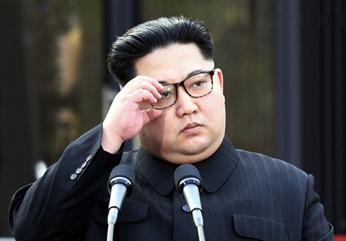 Przywódca Korei Północnej Kim Dzong Un poświęca się dla narodu i pracuje z oddaniem po nocach