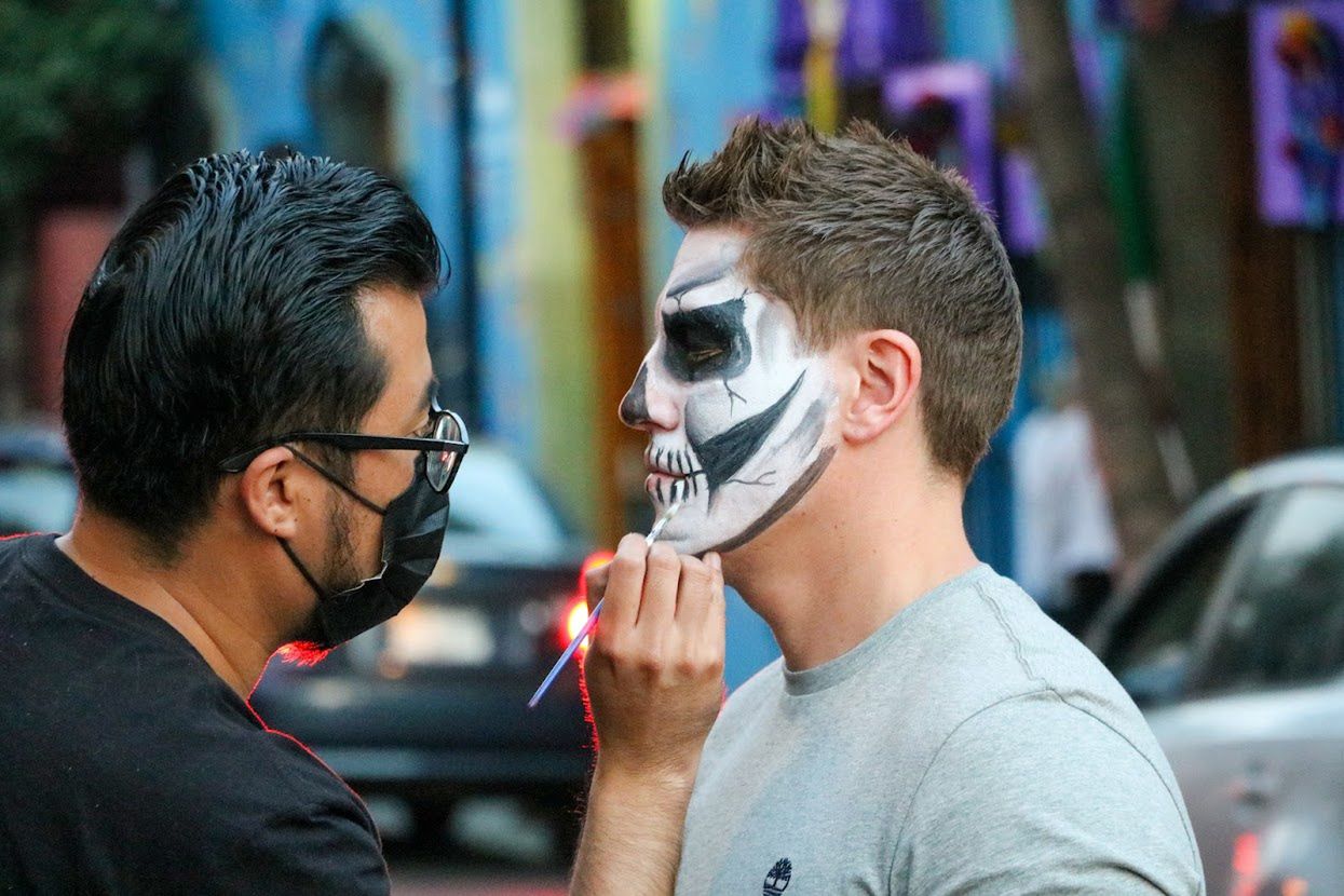 Do umalowania twarzy stoi się w długich kolejkach