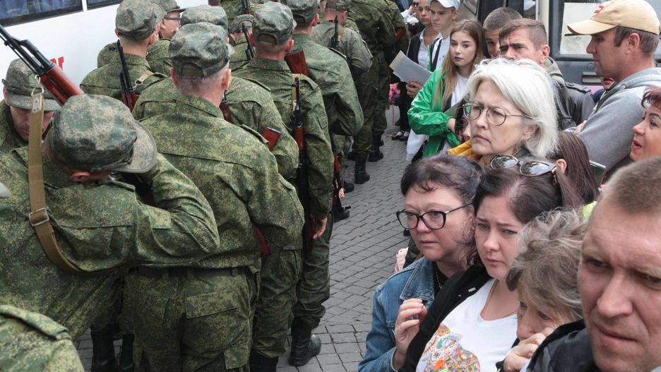Mobilizacja w Rosji
Reservists drafted during the partial mobilisation attend a departure ceremony in Sevastopol, Crimea, on September 27, 2022. - Russian President Vladimir Putin announced on September 21 a mobilisation of hundreds of thousands of Russian men to bolster Moscow's army in Ukraine, sparking demonstrations and an exodus of men abroad. (Photo by STRINGER / AFP)
STRINGER