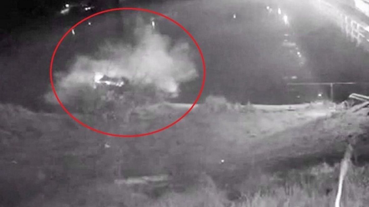 Kierujący skradzionym na terenie Niemiec autem uciekając przed policją wjechał na nieczynny most w Świerkocinie, po czym z impetem przebił bariery lądując w rzece. 