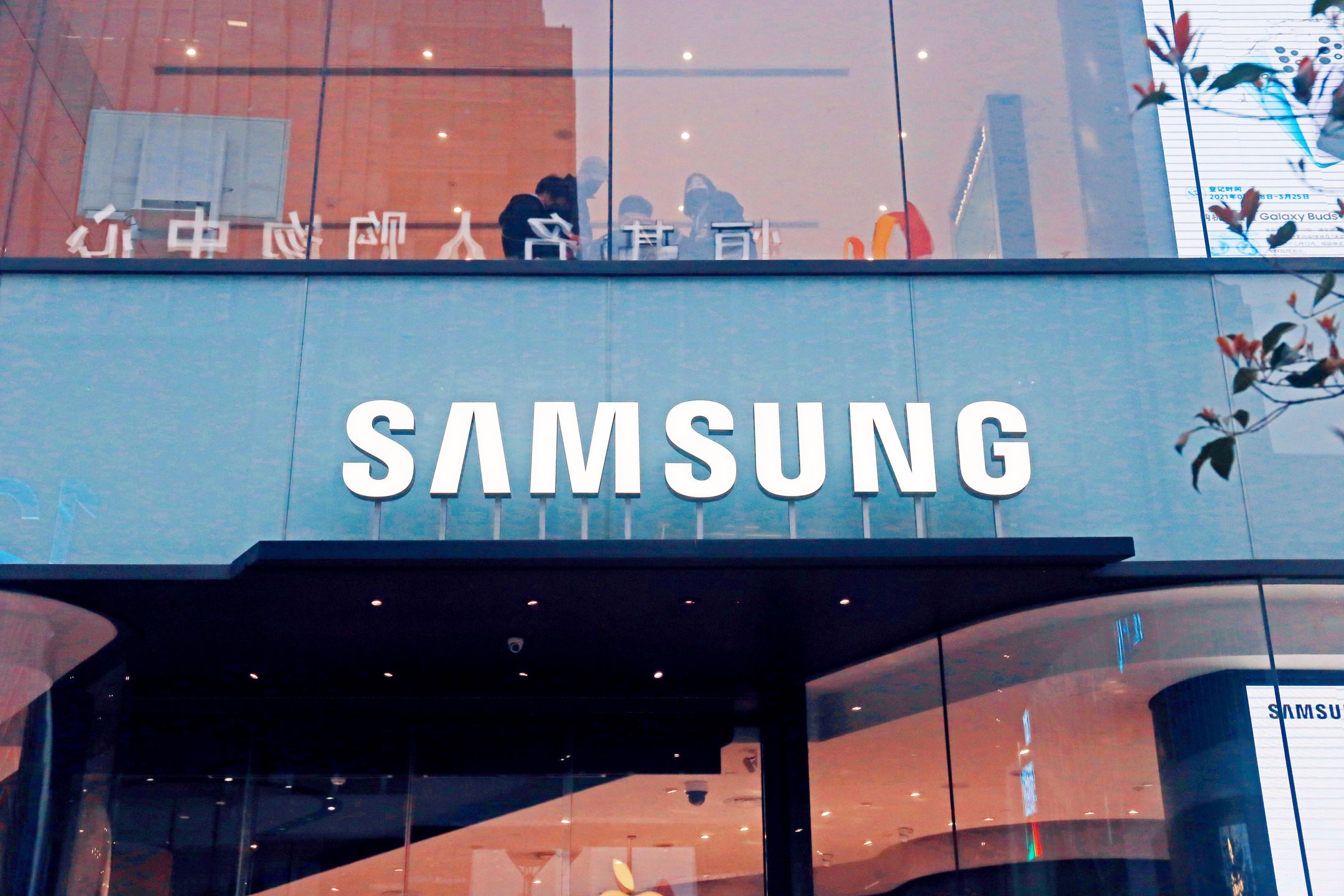 SHANGHAI, CHINA - MARCH 18, 2021 - The flagship store of South Korean 5G smartphone maker Samsung in Shanghai, China, March 18, 2021. According to a new research report released by Strategy Analytics on June 17, 2021, Samsung became the world's fastest growing 5G smartphone vendor in terms of shipments in the first quarter of 2021, with a quarter-on-quarter growth of 79%. (Photo credit should read Costfoto/Barcroft Media via Getty Images)