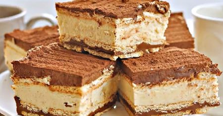 Ciasto bez pieczenia o smaku Kinder Bueno. Wystarczy je schłodzić