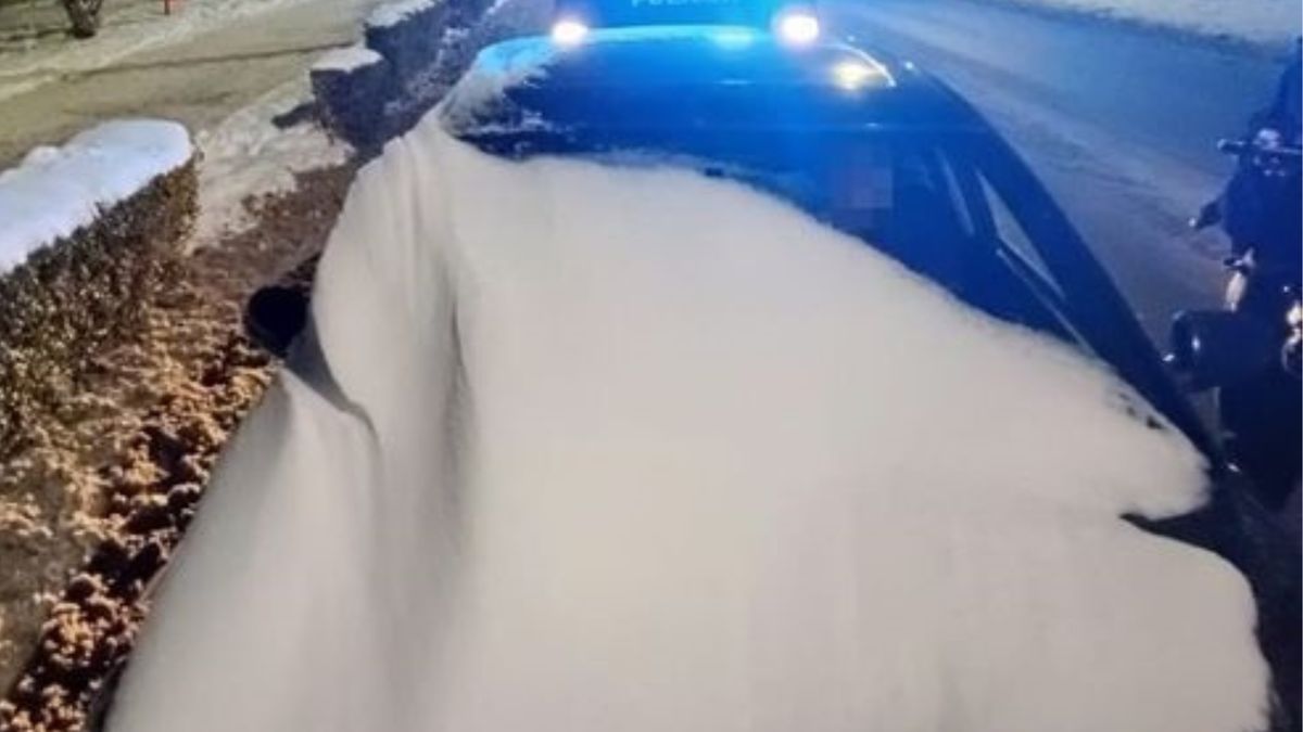 Kierowca jechał nocą z niemal nieodśnieżoną szybą