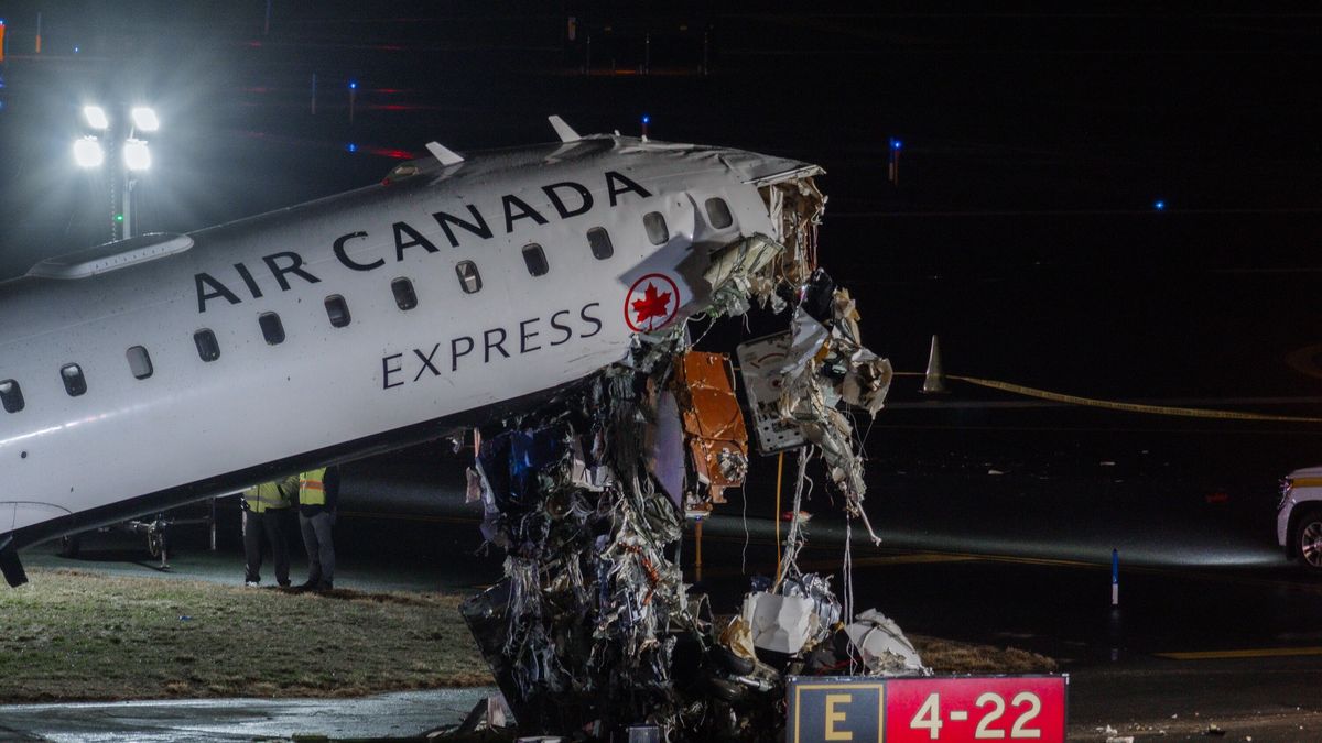epaselect epa12843257 Emergency services work at the site of an Air Canada jet crash at LaGuardia International Airport in the Queens borough of New York, New York, USA, 23 March 2026. The Air Canada jet collided with an airport fire truck while landing. The U.S. Federal Aviation Administration (FAA) has suspended all takeoffs and landings at the airport. EPA/OLGA FEDOROVA Dostawca: PAP/EPA.