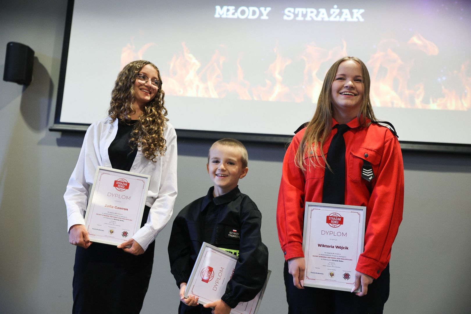 Laureaci  plebiscytu Strażak Roku na szczeblu wojewódzkim w kategorii MŁODY STRAŻAK OSP (od lewej): Zofia Gawron, OSP Harkabuz, Szymon Trębecki, OSP Lgota i Wiktoria Wójcik, OSP Przeciszów 