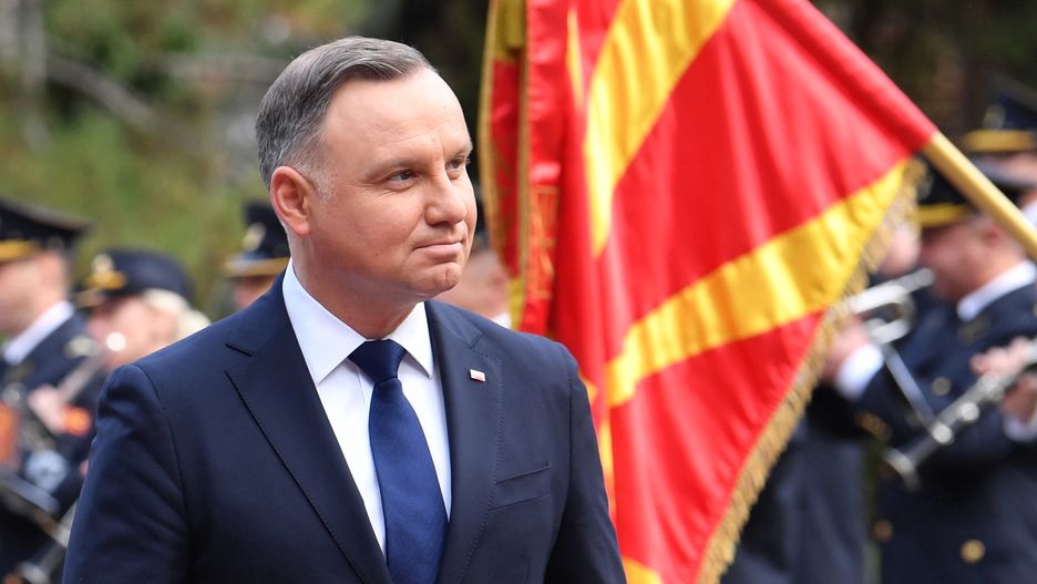 Andrzej DudaSkopje, Macedonia P�nocna, 19.11.2021. Prezydent RP Andrzej Duda podczas uroczystego powitania na dziedzi�cu Pa�acu Prezydenckiego w Skopje, 19 bm. Trwa wizyta polskiej pary prezydenckiej w Republice Macedonii P�nocnej. (jm) PAP/Radek PietruszkaRadek Pietruszkaceremonia, dyplomacja, polityka, powitanie, wizyta pary prezydenckiej, wizyta w Macedonii P�nocnej