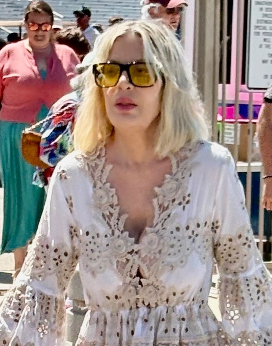 Tori Spelling i jej eksmąż na ceremonii zakończenia szkoły córki