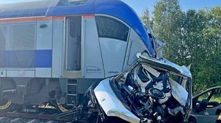 Olszyny: Tragiczne zderzenie na przejeździe. Nie żyje kierowca