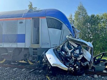 Olszyny: Tragiczne zderzenie na przejeździe. Nie żyje kierowca