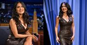 Ponętna Salma Hayek w kreacji z GŁĘBOKIM dekoltem błyszczy w show Jimmy'ego Fallona