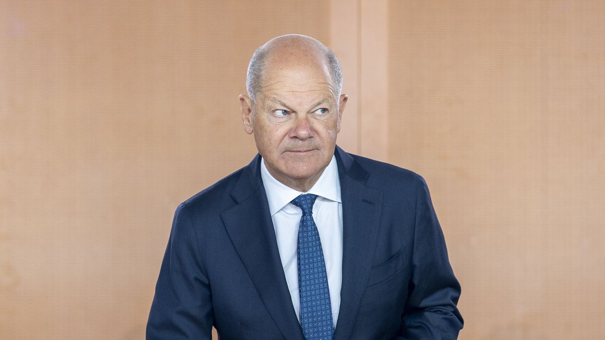 BERLIN, GERMANY - APRIL 30: Interim German Chancellor Olaf Scholz arrives for the last meeting of his government cabinet on April 30, 2025 in Berlin, Germany. A new government coalition of Christian Democrats (CDU/CSU) and Social Democrats (SPD) will likely take office shortly after May 6. (Photo by Maja Hitij/Getty Images)