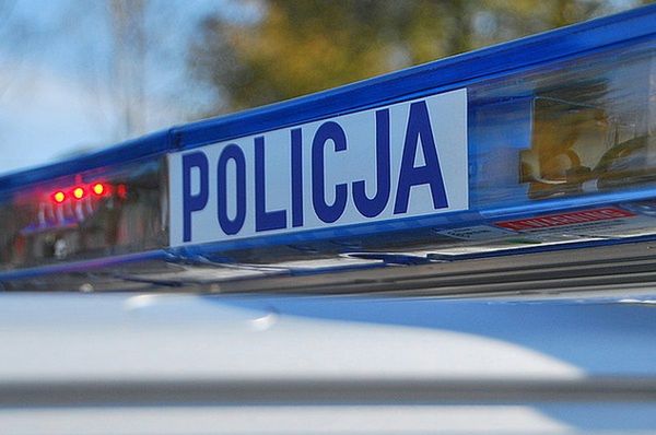 20-latek biegał z bronią po boisku szkolnym. Groził, że kogoś zabije
