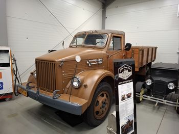Gdzie czas się zatrzymał, a silniki wciąż pracują. Zabieramy was w podróż do muzeum motoryzacji Jaro Retro Auto Classic Garage!