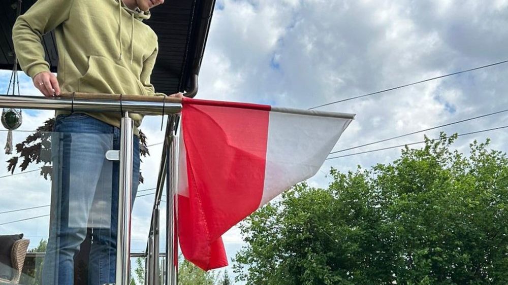 Tak Syn Beaty Kempy wiesza flagę