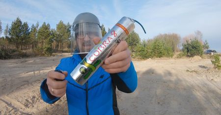 Dziura w ziemi bez kopania. Nagrał odważny test