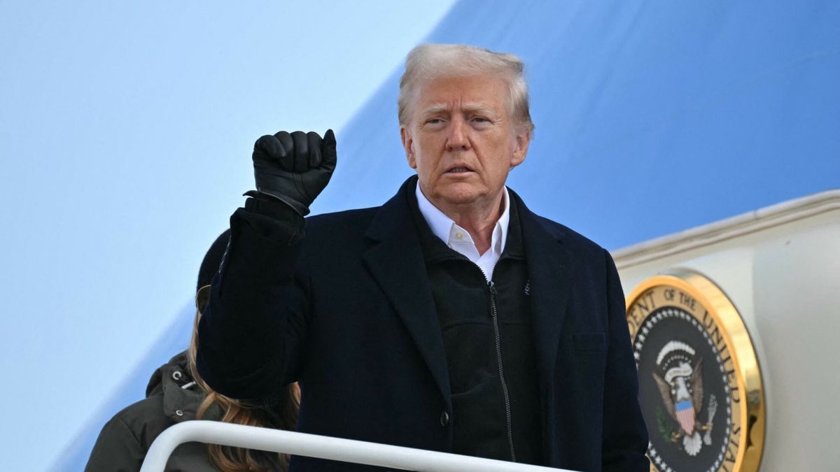 Donald Trump wyrusza w tras? po USAUS President Donald Trump boards Air Force One at Joint Base Andrews in Maryland on January 24, 2025. Trump travels to Asheville, North Carolina, to visit the region devastated by Hurricane Helene. (Photo by Mandel NGAN / AFP)MANDEL NGAN
