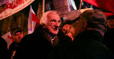 Politycy PiS po proteście przed aresztem. Poszli do baru?