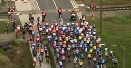 Pociąg zatrzymał kolarzy. Niesamowite sceny w Belgii