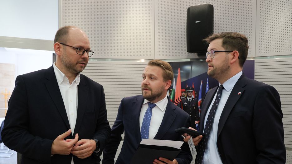 Pawe� Supernak
granica, konferencja prasowa, MON, ostrzegawcze, strza�y, zatrzymanie