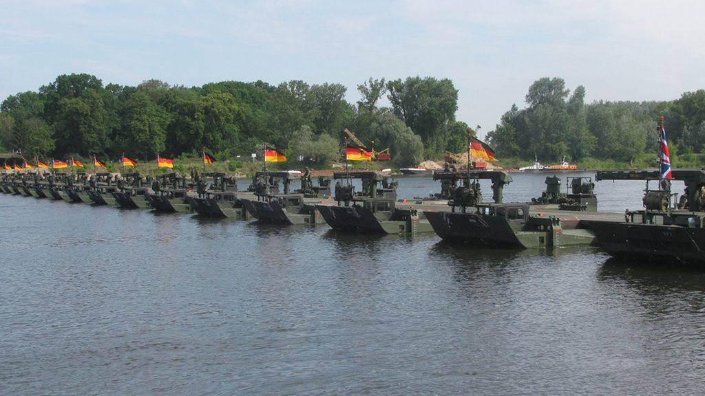 A 350-meter bridge across the Vistula made of 30 M3 cars