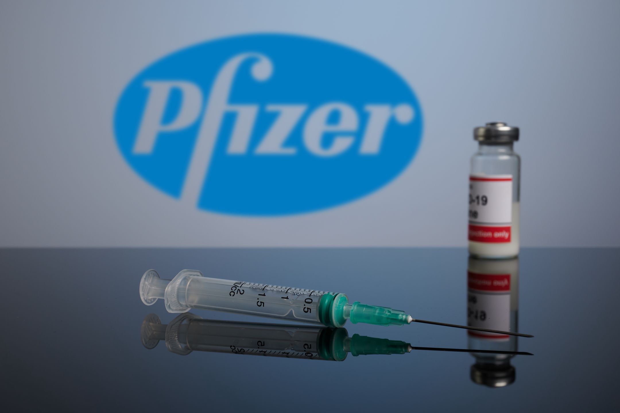 szczepionka pfizer szczepienie koronawirus covid strzykawka fiolka