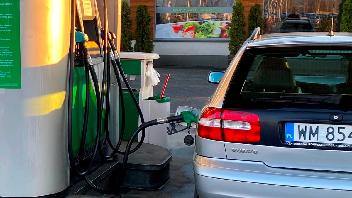 6 zł jest już na wielu stacjach, ale takiego pułapy nie sięgnęły jeszcze średnie ceny benzyny i oleju napędowego.