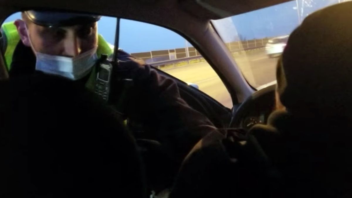 Byli trzykrotnie zatrzymywani. W końcu wyprowadzono ich z auta