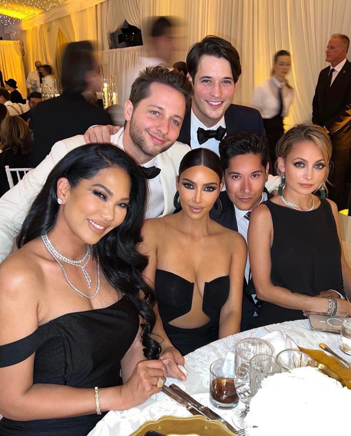 Internauci krytykują sukienkę Kim Kardashian ze ślubu Paris Hilton